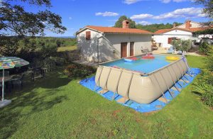  Dette traditionelt istriske feriehus ligger i smukke og idylliske omgivelser i udkanten af en landsby. Her kan I tilberede lækre, istriske specialiteter på grillen. Kun 15 minutters kørsel til den ...