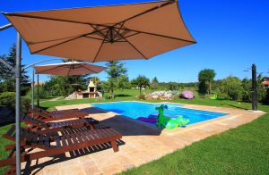  Dette charmerende stenhus er renoveret i oprindelig istrisk stil, og huset egner sig til dem, der ønsker sig en hyggelig og romatiske ferie i skønne omgivelser. Huset antikt møbleret og består af ...