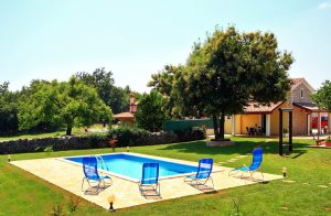  Flot renoveret, over 100 år gammelt feriehus i en lille by med kun 4 andre huse. Huset er moderne indrettet. Swimmingpool og stor grund med god plads til, at børnene kan lege. Stejle trapper mellem ...