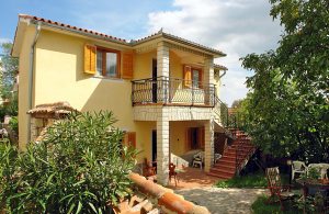  Dette feriehus med en kombination af moderne og rustik stil er det helt rigtige for små familier. I den indhegnede have med masser af bevægelsesfrihed kan I tilbringe mange hyggelige aftenstunder t ...