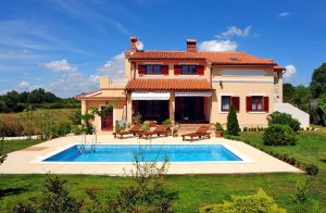  Dejligt sommerhus beliggende i rolige omgivelser nær den historiske by Pula. Huset består af tre enheder. To ligger i stueetagen og en på første sal. De er forbundet ved en udvendig trappe. Inter ...