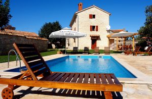  Und jer selv en helt speciel ferie i dette skønne feriehus. Huset er bygget i begyndelsen af 1900-tallet, og det blev toltal renoveret i 2006. Der blev på dette tidspunkt også bygge en helt fantas ...