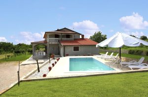  Dette meget dejlige og hyggeligt indrettede feriehus har en stor og velholdt have med en lille legeplads og swimmingpool. Huset ligger i hjertet af halvøen. Området er meget roligt og byder på man ...