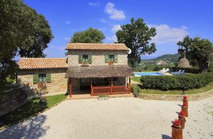  Yndigt feriehus i et bakkelandskab ovenfor byen Pazin. Udsigten herfra er ganske enkelt fantastisk - der ligger 110 landsbyer og søen Butoniga for jeres fødder. Dette hus er bygget i autentisk stil ...