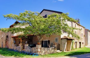 Dette personligt indrettede rækkehus i den lille landsby Bacve, nær byen Visnjan ligger med udsigt til grøn og frodig natur. Husets tre etager er frobundet med stejl trappe. I stueetagen ligger kà ...