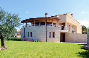  Ferielejlighed med skøn terrasse hvor I kan tilbringe de lange dage udendørs. Fra terrassen kan I nyde den dejlige udsigt over vinbjerge og de frodige grønne skove. Lejligheden er enkelt og prakti ...