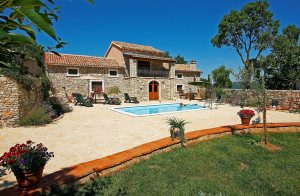 I et malerisk område ikke langt fra havet ligger dette skønne traditionelle feriehus, som er indrettet med kærlighed for detaljen. I den lille indhegnede og veholdte have med pool kan I tilbringe ...