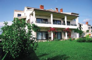  Disse hyggeligt indrettede ferielejligheder har skøn udsigt over skoven. CIL404 består af 3 boliger. Der står 4 cykler,et badebassin, et bordfoldbold-bord og et dart-spil til rådighed for gæster ...