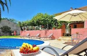  Dejligt og rummeligt feriehus bestående af 2 enheder, der er forbundet af en udvendig trappe. Feriehuset ligger i den lille by Kastelir, der er en typisk istrisk landsby. Indretningen er enkel men h ...