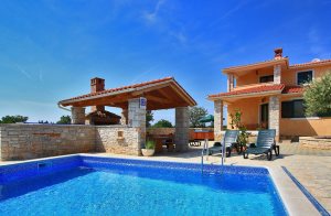 Dette lille skønne hus er ideel for en familie, der også gerne vil nyde den varme atmosfære på ferien. Huset er indrettet med sikker stil, og der er kredset for detaljen. På det lukkede grundsty ...