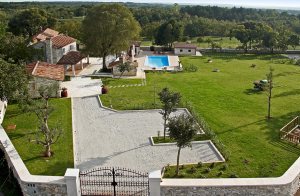  I denne skønne, eksklusive feriebolig i rolige naturskønne omgivelser finder I de bedste muligheder for at slappe af i ferien. På den 4000 m² store velplejede grund ligger der tre dejlige lejligh ...