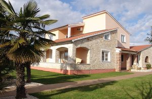  Dette store toetagers feriehus er så stort, at man kan blive væk i det. Det er interessant og funktionelt indrettet. I husets stueetage ligger køkkenet og den store stue. Soveværelserne er på 1. ...