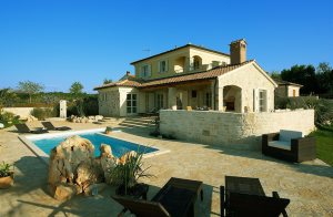  Denne feriebolig ligger i udkanten af byen Stifanici. Den er moderne indrettet med luksuriøst interiør. Der kommer meget lys ind i boligen, hvor der er rummeligt og komfortabelt. Der er en skøn ud ...