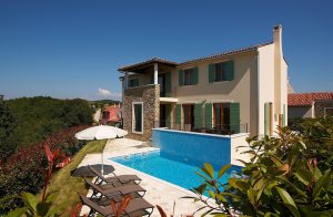  Dette feriehus er bygget i 2007 og ligger i et område, som er kendt for sine gode vine og det bakkede landskab. Villaen er moderne indrettet og ideel til en hyggelig ferie sammen med familien. Den s ...