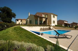  På en bakketop i byen Baredine ikke langt fra byen Buje ligger denne 2 etagers villa. Den er moderne og komfortabelt indrettet. I stuen er den hyggelige stue, det store køkken med spiseplads, et ba ...