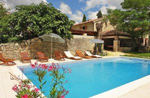  Traditionelt istrisk hus, der for nyligt er blevet renoveret og bygget om til en dejlig feriebolig, med fine detaljer og de perfekte rammer for en afslappende ferie. Den velholdte have er omgivet af  ...