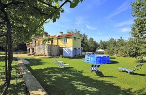  Dette smukke sommerhus ligger i den lille Istriske by Jurani, og er omgivet af idyllisk landskab. Huset er først for nyligt blevet renoveret i den traditionelle istriske stil, og er indrettet med ny ...