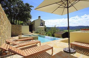 Dejligt rummeligt hus i typisk istrisk stil i to etager. Alle rummene er stilfuldt indrettet, og soveværelserne har hver deres farve. I den dejlige have ligger også swimmingpoolen, der er udført m ...