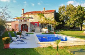  Dette traditionelle og hyggelig sommerhus ligger i hjertet af det 'grønne' Istrien. Huset blev i 2010 renoveret i traditionel istrisk byggestil. Det er smagfuldt indrettet og har alt i udstyr, hvilk ...