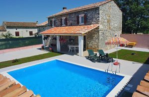  Dette gamle, traditionelle og funktionelt indrettede stenhus ligger i byen Skitaca i nærheden af Barban. Soveværelset er rummeligt, køkkenet er godt udstyret og stuen har aircondition. Etagerne er ...