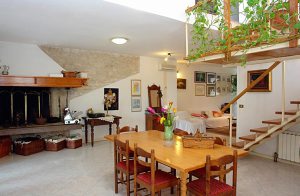  Denne flotte ferielejlighed ligger i den middelalderige by Vodnjan's centrum. Lejligheden er lys, rummelig og strækker sig over 2 etager. I stueetagen ligger stuen og køkkenet. På 1. etage ligger  ...