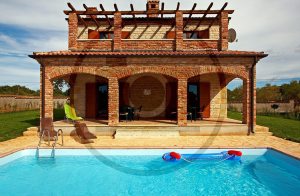  Dette vidunderlige sommerhus ligger i et roligt område i det idylliske istriske bagland, i nærheden af byen Vodnjan. Huset ligger i et kompleks med flere huse i samme stil. De lyse og rummelige rum ...