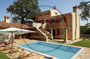  Dette vidunderlige sommerhus ligger i smukke, afslappende omgivelser, langt væk fra hverdagens stress. Huset er for nyligt blevet renoveret i traditionel istrisk stil, og indrettet med hyggelige mø ...