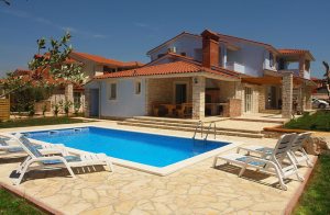  Disse to smukke huse ligger i den lille by Golubovo, nær den lille by Fazana og øen Brijuni. Begge huse er meget moderne og luksuriøst indrettede. Hvert hus har en smuk privat have med terrasse og ...