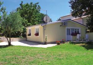  Dette herlige, hyggelige feriehus med central og alligevel rolig beliggenhed kan anbefales for familier, der har lyst til at opleve stedet til fods og have fred og ro derhjemme. I kommer ind i huset  ...