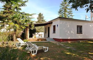  I en rolig sidegade i Medulin ligger dette lille, fritstående familiehus, som er omgivet af en fin have med skyggegivende pinjer. Det hyggelige, enkelt udstyrede hus råder over to små soverum, en  ...