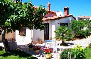  Dette feriehus centrale beliggenhed gør, at I kan nå alt til fods. På fem minutter er I ved det grønne marked eller ved bageren. Den velplejede indretning med delvist nyt inventar, det gode ...