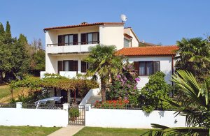  I en rolig sidegade i Medulin ligger dette flotte feriehus med to komfortable ferielejligheder. På få minutter kan I gå hen til butikker og restauranter, og på få minutters kørsel når I til sa ...