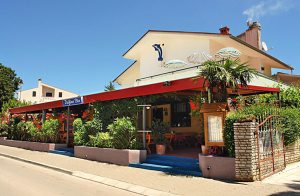  Dette vidunderlige hus ligger centralt i Medulin, bare 100 m fra havnen. Her finder I to smagfuldt indrettede ferielejligheder. CIM127: Adgangen til det ene soverum (S1) sker gennem et værelse med e ...