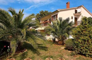  I rolige omgivelser i nærheden af centrum ligger disse smagfulde ferielejligheder. Husets gode beliggenhed gør det muligt for jer at gå til fods hen til bageriet, butikkerne, restauranterne og de  ...