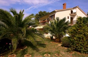  I rolige omgivelser i nærheden af centrum ligger dette flotte feriehus, som råder over to smagfulde ferielejligheder (se også CIM139). Husets gode beliggenhed gør det muligt for jer at gå til fo ...