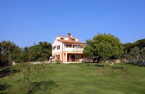  Dette feriehus ligger på en velholdt lukket grund i rolige omgivelser. Fra grunden er der en skøn udsigt over bugten. Huset er perfekt, hvis man godt kan lide at tilbringe sin fritid i naturen. I o ...