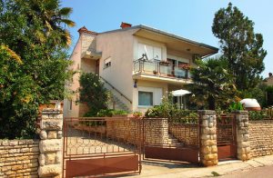  Denne rummelige og velholdte ferielejlighed ligger i et hus med central beliggenhed. Der er kort gåafstand til sandstranden og til havnen, hvor der er restauranter og små butikker. Huset er et idee ...