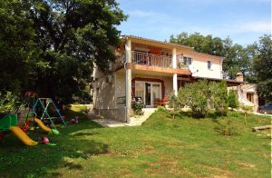  I en rolig gade ligger denne stilfulde og praktiske ferielejlighed. På grund af husets gode beliggenhed befinder mange ting sig i gåafstand. Derudover er der kun ti minutters kørsel til de smukkes ...