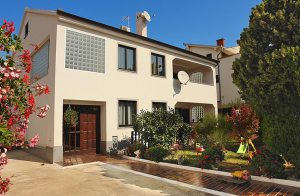  Tæt på mange udflugtsmål og dejlige sand- og stenstrande ligger denne komfortable ferielejlighed, der er velegnet til store familier. Medulin er en kendt familiebadeby, her er noget for alle aldre ...