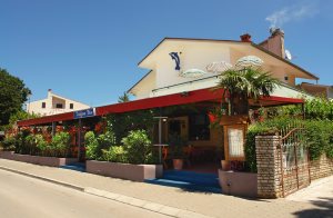  Centralt i Medulin, blot 100 meter fra havnen, ligger disse rummelige, smagfuldt indrettede ferielejligheder i et smukt hus. CIM127: S2 er et gennemgangsrum til S1. I stueplan ligger en fiskerestaura ...
