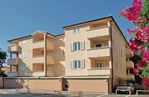  Denne dejlige ferielejlighed ligger i den hyggelige by Medulin med sin meget børnevenlige sandstrand i nærheden samt sine mange sportsaktiviteter. ...