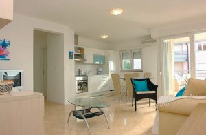  Tilbring årets dejligste tid direkte ved havet i denne nye og moderne ferielejlighed, hvor I kan nyde en varm kop kaffe til den dejlige udsigt over vandet eller til solnedgangen, når dagen rinder u ...