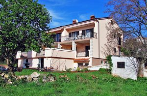  Disse behagelige ferielejligheder råder over en indhegnet have med grill, som garanterer afslappende dage og aftener. Lejlighederne ligger i Medulins rolige bydel i nærheden af en dejlig sandstrand ...