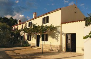  Dette hyggelige feriehus ligger i Medulin. Det er enkelt og praktisk indrettet. Luftige og rummelige soveværelser inviterer dig til at slappe af. Huset ligger nær centrum, hvor der er indkøbsmulig ...