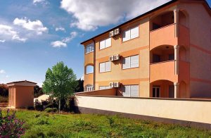  Nydeligt indrettet ferielejlighed i den attraktive by Medulin som har mange skønne sten- og sandstrande. Her kan man leje en båd og besøge de utallige øer der ligger ud for Medulin. Byen byder og ...