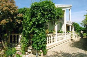  Denne flotte ferielejlighed ligger i en stor have, i en rigtig oase med mange forskellige planter. Den lille lejlighed er pænt indrettet. I haven finder I dejlige steder, hvor man kan nyde solen og  ...