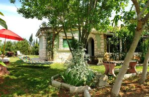  Et attraktivt feriehus med en flot have. Det er kærlig og rustikt indrettet og har en stor hyggelig brændeovn. Den overdækkede terasse egner sig godt til at smage på et glas vin eller den lokale  ...