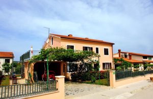  Dette feriehus, som er blevet renoveret for nylig, råder over fire flotte ferielejligheder. Huset befinder sig i en rolig forstad til Pula. Denne rummelige, nyudstyrede lejlighed tilbyder ideale bet ...