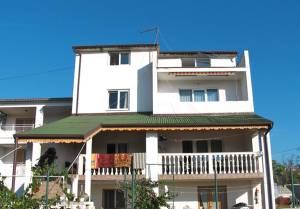  Denne store ferielejlighed ligger i en forstad til den 300 år gamle by Pula. Lejligheden er byggeligt indrettet, og ideel for større familier eller grupper. Fra den store terrasse, er der en skøn  ...