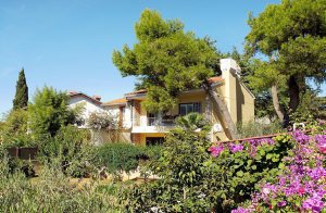  Denne delvist istandsatte ferielejlighed befinder sig på første etage i et flot hus med pool, i nærheden af Lungo Mare. Værelserne er små, men praktisk indrettet. Huset ligger meget naturskønt. ...